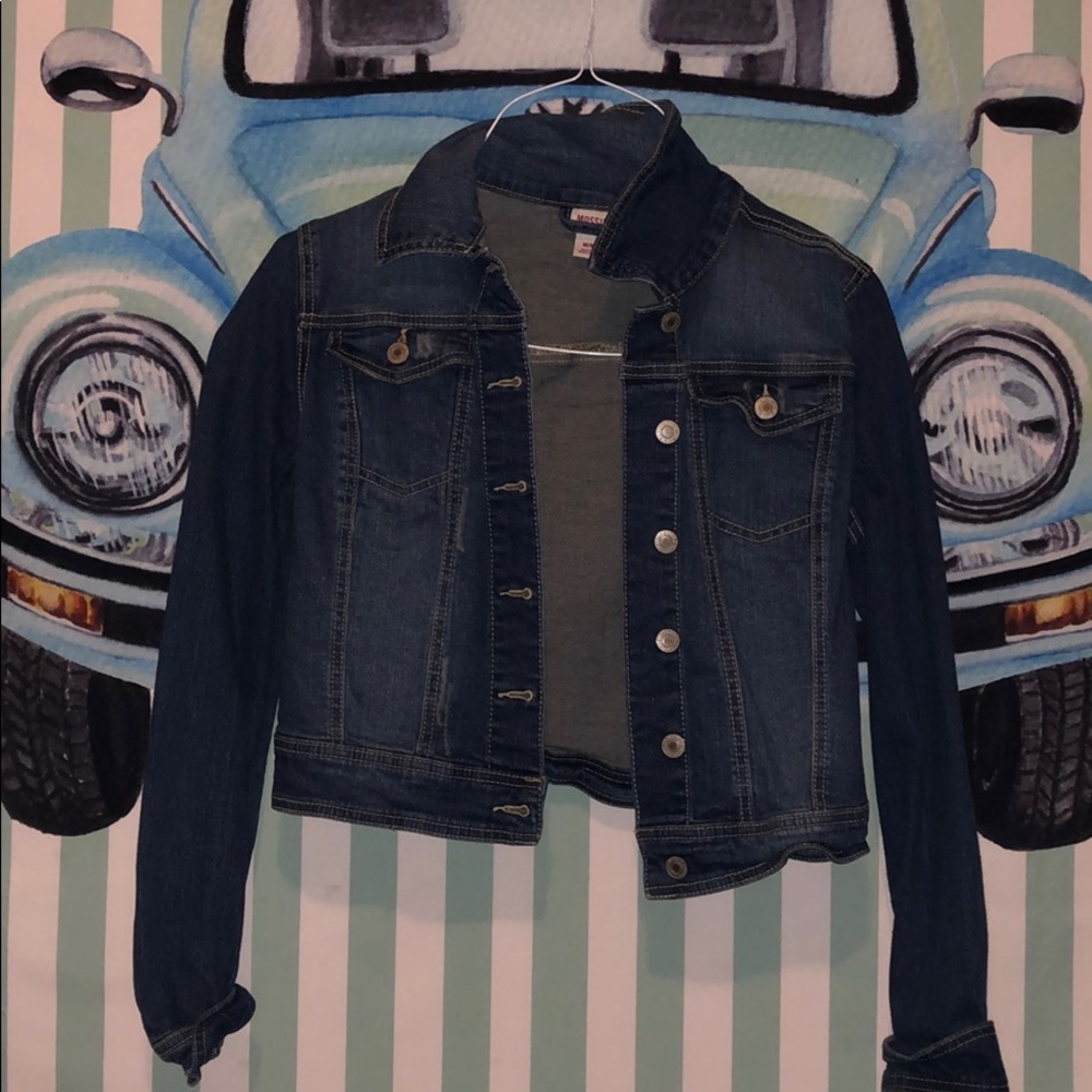 Size medium jean jacket!!